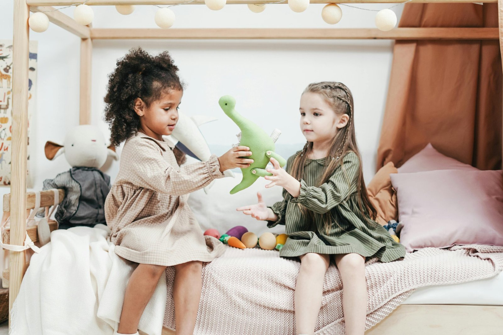 Zwei Kinder streiten sich um ein Spielzeug, beide ziehen daran.