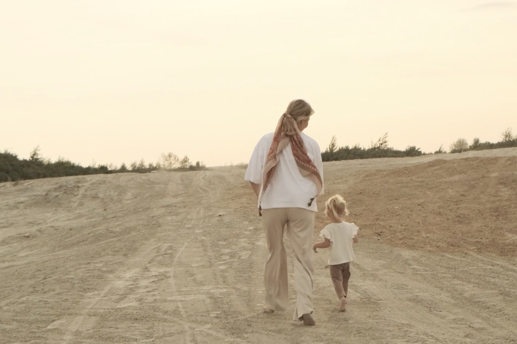 „Mutter geht Hand in Hand mit Kind auf einem Spaziergang – liebevolle Bindung im Familienalltag“ Falls du es etwas kürzer oder emotionaler möchtest, hier ein paar Alternativen: „Mama und Kind spazieren gemeinsam – Zeit für Verbindung und Nähe“ „Mutter und Kind beim gemeinsamen Spaziergang – liebevolle Eltern-Kind-Beziehung“ „Mama hält die Hand ihres Kindes beim Laufen – Geborgenheit und Vertrauen“ Möchtest du den Fokus eher auf Natur, Bindung oder Alltag legen?